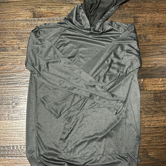 2 Under Armour Loose Fit HeatGear Performance Pullover in Size XL EUC - Picture 7 of 14